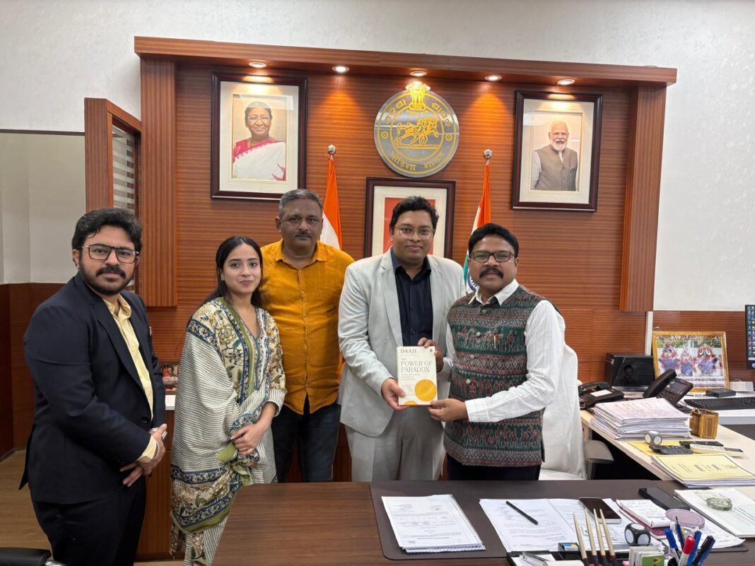 Abhishek Jain on behalf of Naapbooks team presented Power of Paradox by Daaji to Dr Mukesh Mahaling, Minister of Health and IT, Government of Odisha